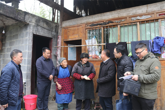 党委委员,纪委书记雷国平一行到印江县刀坝镇开展春节前走访慰问扶贫