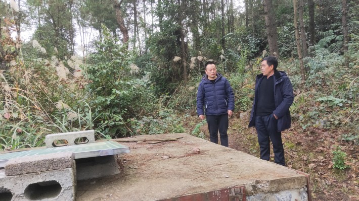 杨政水查看学院捐资修建的饮水池.jpg