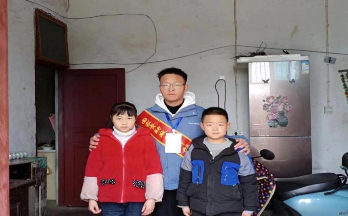 图2：222设农专干班冉亚洪到贫困家庭宣传资助政策.jpg