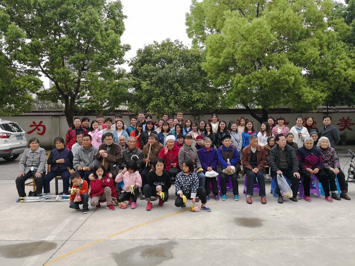 8 与部分老人及小孩合影.jpg