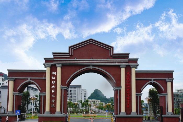 2.校门.jpg