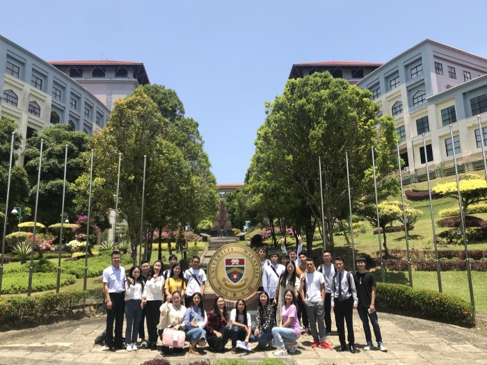 9. 千人计划我院学生在沙巴大学合影2 (1).jpg