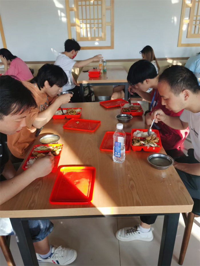 在江苏淮安西游乐园实习点和学生一起到食堂午餐.png