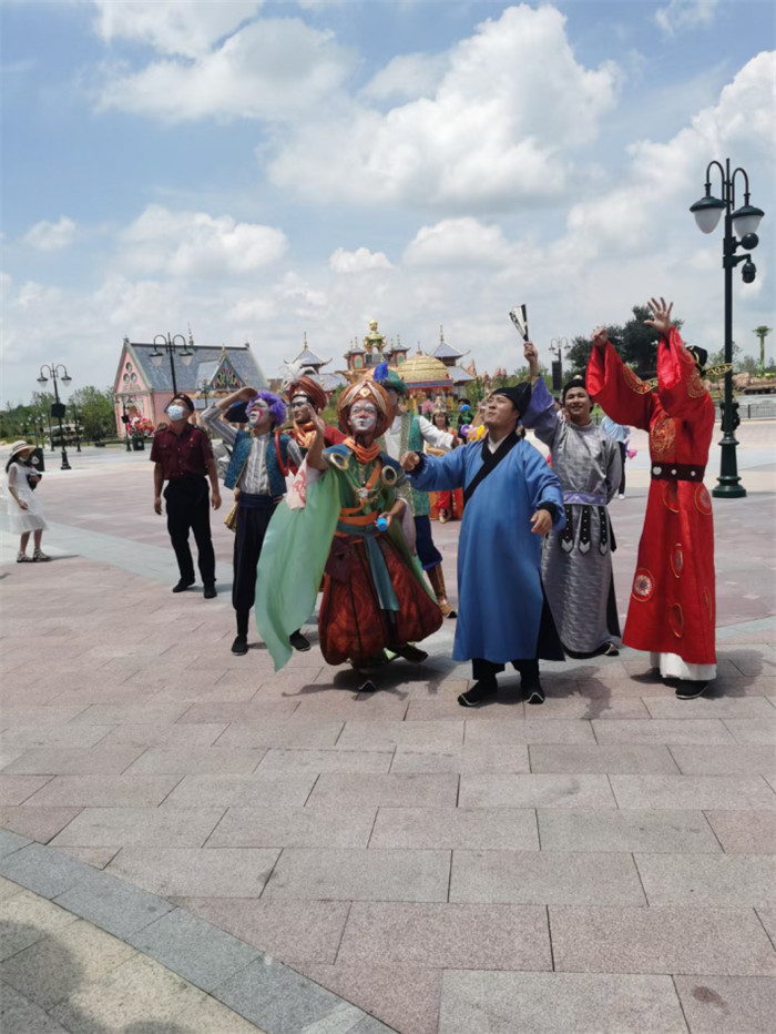 在江苏淮安西游乐园实习点观看学生日场巡游表演.png