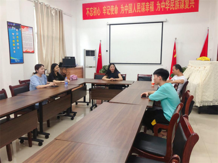 在江西鹰潭实习点与班干部了解学生实习期间班级情况.png