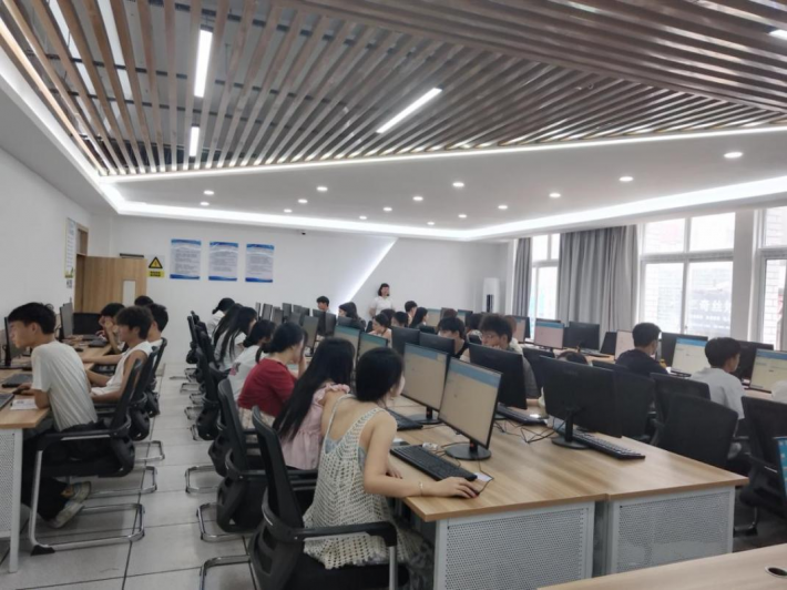 人文学院旅游管理专业组织开展直播销售员 认定考试