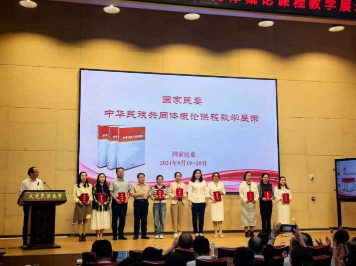 李瑛博士现场图.png