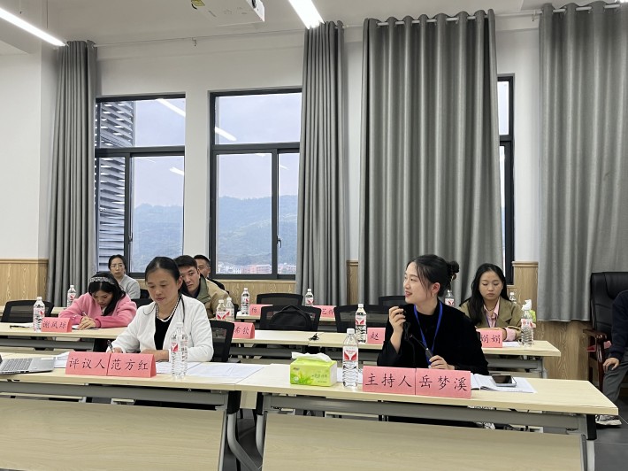 马克思主义学院岳梦溪院长主持分论坛.jpg