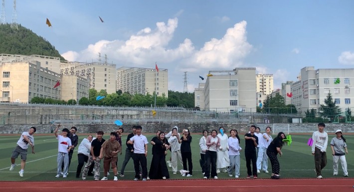 8.放飞纸飞机.jpg