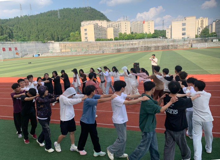 6.围成圆圈.jpg