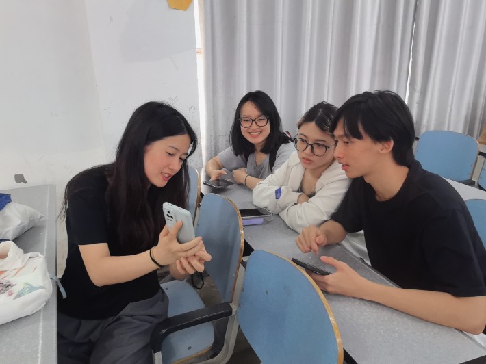4.中外学生畅谈中外文化.jpg