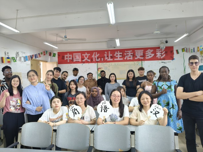 1.老师与学生合影.jpg