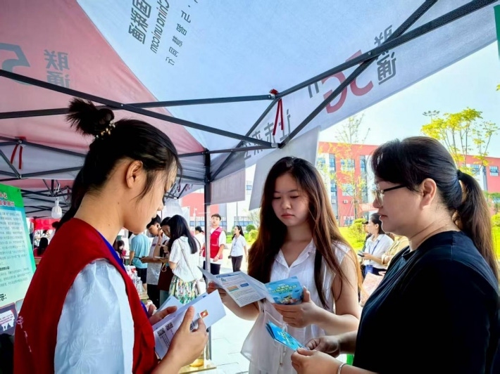 暖心护航开学季！人文学院 “绿色通道” 助力家庭经济困难新生顺利入学
