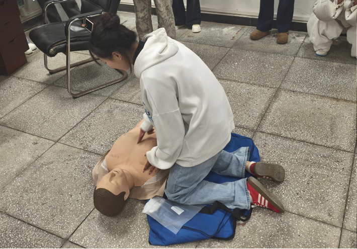 我校成功开展红十字应急救护持证